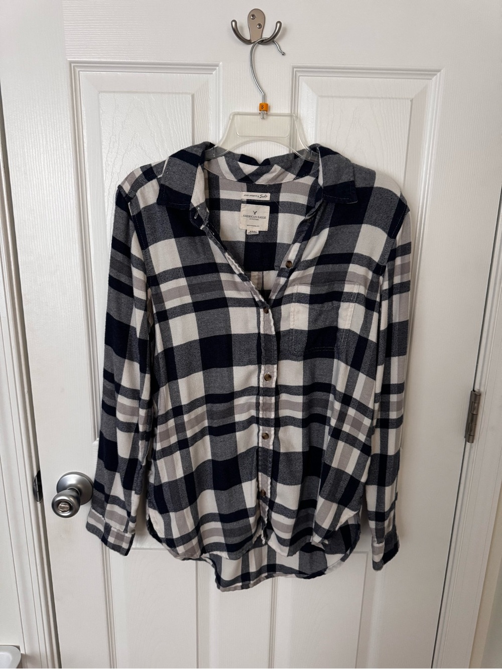 American Eagle Women’s Navy Blue and White Plaid Button-Up Shirt - M